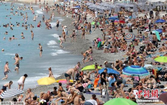 来尼斯海边度假的游客遍布沙滩。
