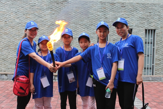 在半坡遗址博物馆史前工场内营员们钻木取火成功