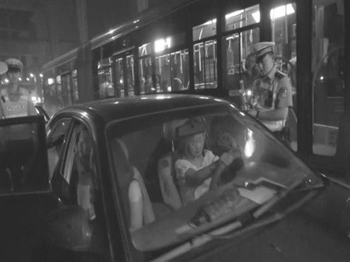 换座后，郝某坐在驾驶室，何某坐在后排。视频截图