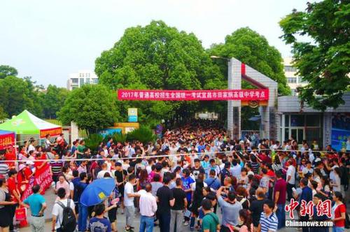 资料图：高考结束后考生走出考场。王康明 摄