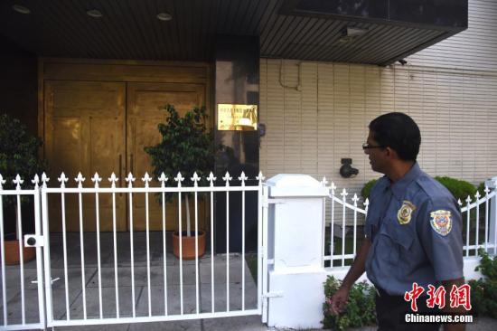 当地时间8月1日，一名亚裔男子向中国驻洛杉矶总领馆开枪射击，未造成人员伤亡。枪手随后开枪自尽。中国驻洛杉矶总领馆当天下午就此表示，“今天发生了不明枪手枪击我总领馆事件，我们对此表示严重关切，已要求美方采取一切必要措施，确保总领馆办公地点和外交人员安全，同时，尽快查明有关事件的具体情况?！?lt;a target='_blank' href='http://www.chinanews.com/'>中新社</a>记者在现场看到，中国驻洛杉矶总领馆大门旁边金黄色的金属门牌上留下一个清晰的弹痕，正门上方的大理石门廊和玻璃窗上也有多个明显的弹孔。 <a target='_blank' href='http://www.chinanews.com/'>中新社</a>记者 张朔 摄