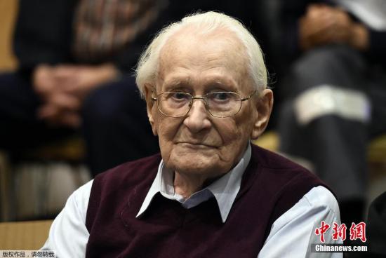 现年93岁的奥斯卡·格勒宁从1942年9月至1944年10月作为德国党卫军的一员在奥斯威辛执勤。他的主要任务是，管理囚徒们的钱币、首饰等有价值物品。因此，他也在媒体上被称为“奥斯威辛的会计”。