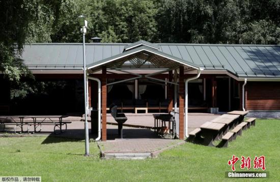 美国参议院此前通过了针对俄罗斯最新的制裁议案。俄罗斯外交部7月28日宣布，从8月暂停美驻俄使馆对莫斯科几处房产的使用权，并建议9月前将美国驻俄使领馆的所有工作人员裁减到455人。