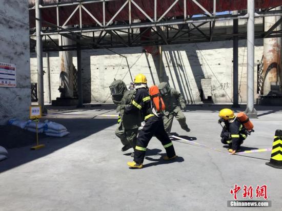 资料图：针对危险化学品环境污染事故的专项应急演练。<a target='_blank' href='http://www.chinanews.com/'>中新社</a>发 孙睿 摄