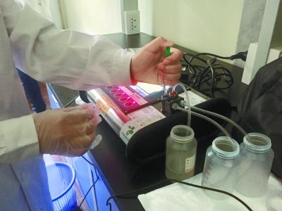 工作人员正在用母乳成分分析仪做检测 工作人员正在用母乳成分分析仪做检测