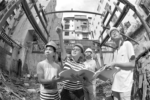 ▲施工人员现场研究修缮方案。