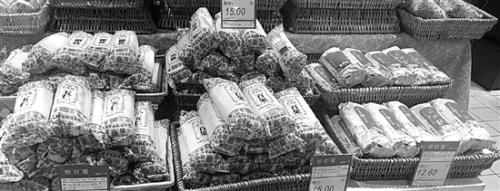 　超市里，各色散装月饼早早登场?！　∈倜?摄