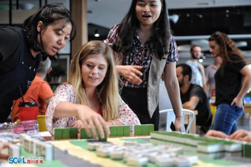 资料图：外国友人成都学麻将。田为 文/图 图片来源：四川在线