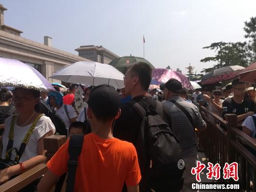 暑期到来后，来博物馆等地人气特别旺，军博外等待参观的人们排起了长队。上官云 摄