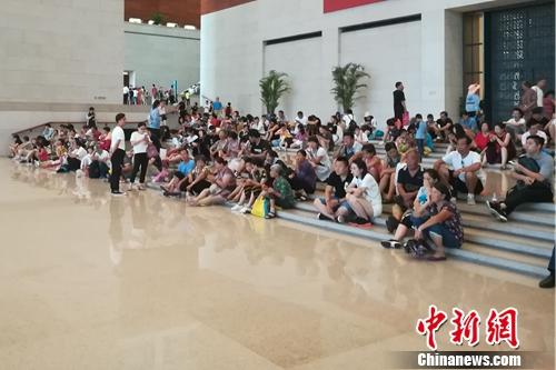 坐在国博一层大厅台阶上的人们。上官云 摄