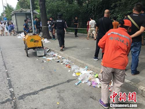 近日，清华大学门外游客爆满，排队人群滞留垃圾遍地。汤琪 摄