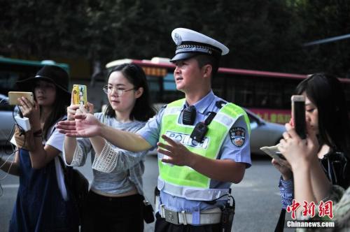 资料图：昆明交警网络直播执法，邀请网友围观。 <a target='_blank' href='http://www.chinanews.com/'>中新社</a>记者 刘冉阳 摄