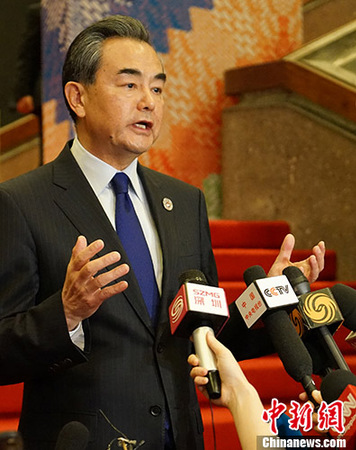 中国外交部长王毅8月6日在菲律宾马尼拉出席中国-东盟外长会后，举行中外媒体吹风会。 <a target='_blank' href='http://www.chinanews.com/'>中新社</a>记者 关向东 摄