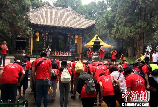 两岸青年学生在古柏环绕的黄帝陵前，通过行鞠躬礼等传统礼仪，表达对人文始祖轩辕黄帝的崇敬之情?！≌沤鸫?摄
