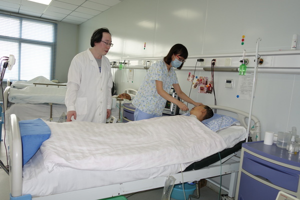 相久大医生和护士护理植物人