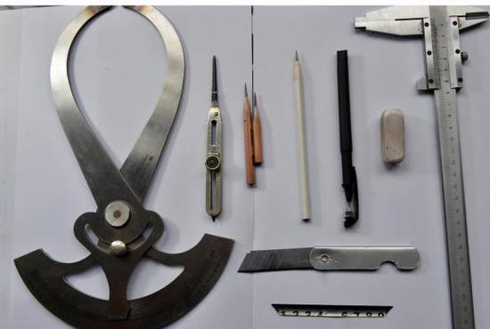 王从苗使用的绘图工具。新华社发 （李嘉南 摄）