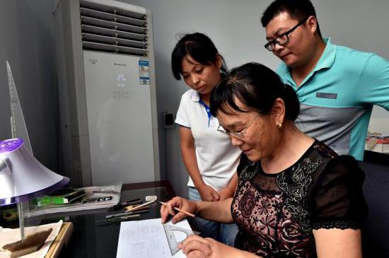 王从苗正在向学生传授绘制文物的技巧。新华社发 （李嘉南 摄）