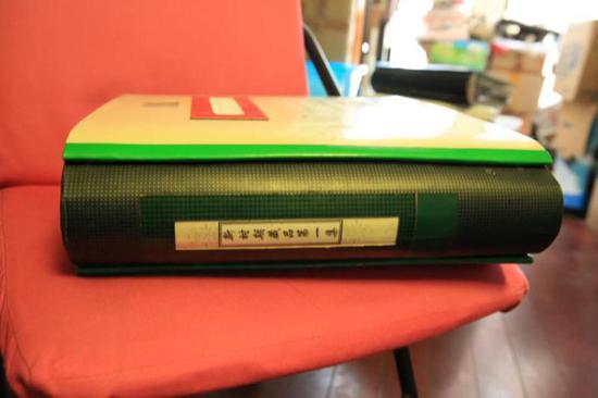 这是邵跟才自己制作的家庭成员档案，里面包含了一个时代的各种民生痕迹。