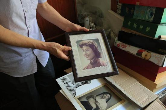 这是邵根才收藏的一名越剧演员的照片，照片下面的箱子里还有满满一箱。