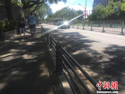 已有700年历史的阜成门内大街，将于今年10月完成一期工程改造。图为阜成门内大街正在进行整治，增设了护栏，以隔离机动车与非机动车道?！≡?摄