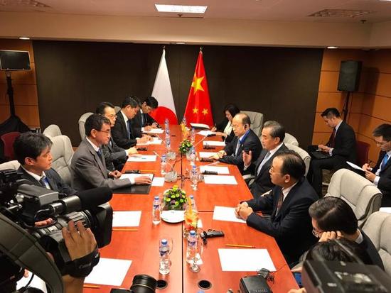 王毅与日本新外相会谈：他愿改善中日关系