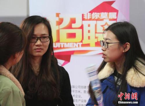 3月17日，由中国农业部对外合作司、国际合作司主办的“农业对外合作‘猎英行动计划’”招聘活动在南京农业大学举办，各地近百家与农业相关的单位提供3600余个工作岗位招揽人才，吸引了众多应届毕业生前来咨询洽谈。 <a target='_blank' href='http://www.chinanews.com/'>中新社</a>记者 泱波 摄