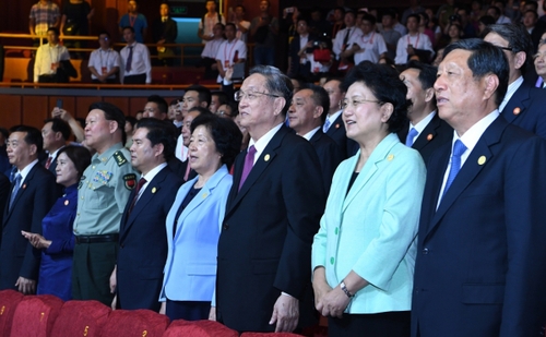 8月7日，庆祝内蒙古自治区成立70周年文艺晚会《赞歌》在内蒙古乌兰恰特大剧院举行。中共中央政治局常委、全国政协主席、中央代表团团长俞正声和各族各界干部群众等共约1300人观看演出