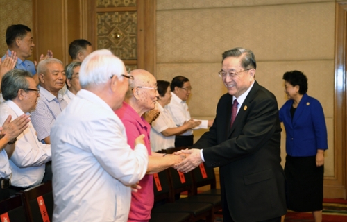 8月7日，中共中央政治局常委、全国政协主席、中央代表团团长俞正声在内蒙古新城宾馆会见内蒙古自治区离退休老同志和各族各界群众代表，并与他们合影留念。1