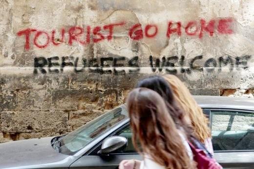 “游客滚回家!” 西班牙反观光行动蔓延至全国