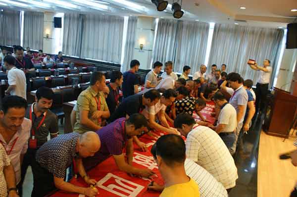 参加培训的学员在“感恩党、听党话、跟党走，争当‘四爱四争’”之星横幅上签名