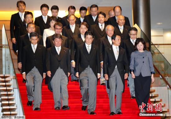 8月3日，日本东京，日本首相安倍晋三和新任内阁成员集体亮相。