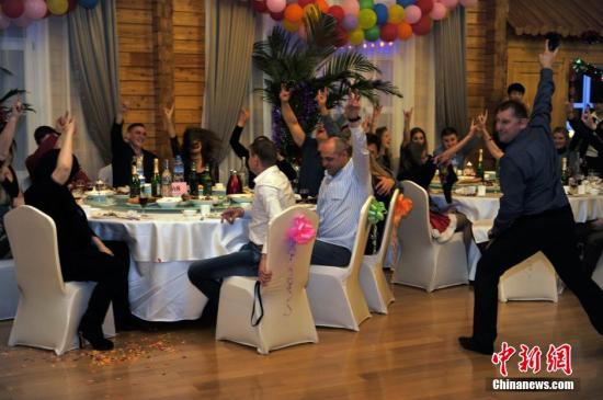 2013年12月31日，俄罗斯游客在绥芬河成为中国卢布区后进行首个跨年狂欢晚会，图为俄罗斯主持人与现场观众互动。<a target='_blank' href='http://www.chinanews.com/'>中新社</a>发 胡迪 摄