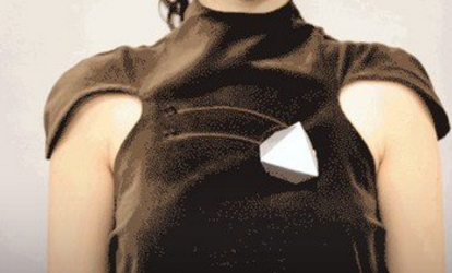 　　蜘蛛恐惧症患者要小心了！美国麻省理工学院成功研制出会移动的新型珠宝，能在你的衣服上“攀爬”。