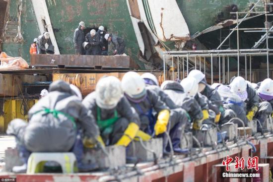 当地时间2017年4月27日，韩国木浦新港码头，韩国海洋水产部“世越”号处理现场。