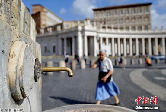 意大利持续干旱，今年降雨量较往年平均少80%，刚过去的春季是约60年来最干旱的春天，干旱令全国农作物失收，以出产火腿及芝士闻名的中北部帕尔马省灾情严重。图为梵蒂冈圣彼得广场上的一处水龙头。