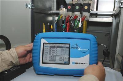 实验人员用电能质量测试仪监测电流、电压，每两个小时记录一次数据。