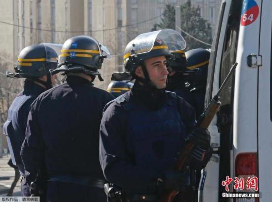 当地时间2015年2月9日，法国马赛，法国警察处于高度戒备状态。法国马赛一名枪手持枪向空中开枪，未造成人员伤亡。当天，法国总理瓦尔斯原定到访马赛，警方目前已经加强安保。