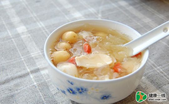 吸烟者喝百合银耳羹减少伤害