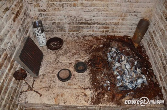 李居柔墓内景，器物均发生了位移。