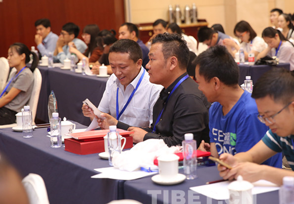 图为扎西森格愉悦地跟参赛者分享自己的作品