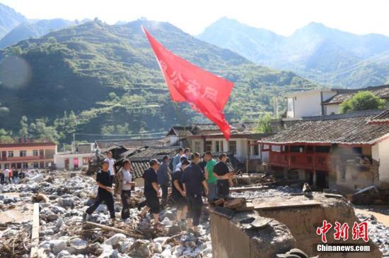 民众抢险救灾。董超 摄 点击进入下一页