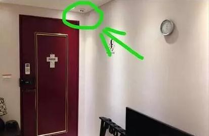 情侣网上订台湾民宿 入住后发现房内布满摄像头