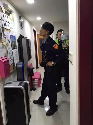 情侣网上订台湾民宿 入住后发现房内布满摄像头