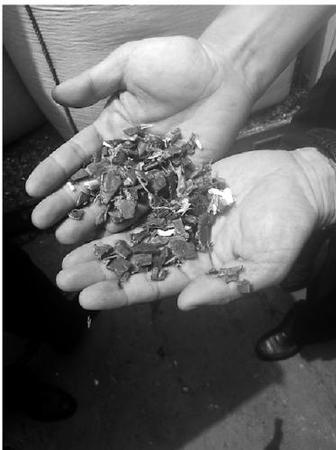 以后这样的废旧塑料就不能再进口了。 钟卉 摄