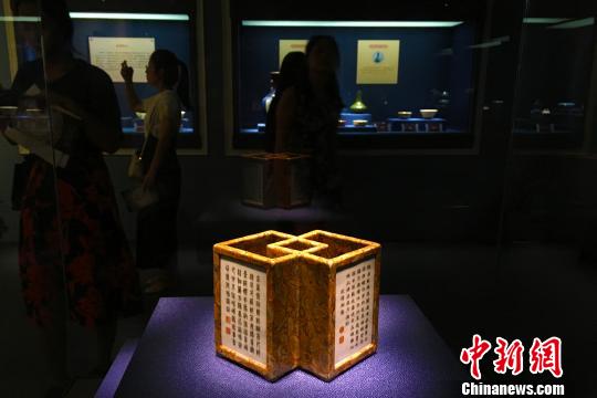 安徽展出百余件景德镇窑皇家瓷器乾隆御用笔筒受关注