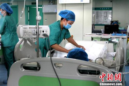 西安济仁医院ICU救治伤者。　田进 摄