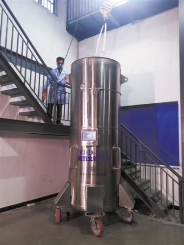 保存展文莲遗体的液氮罐 点击进入下一页