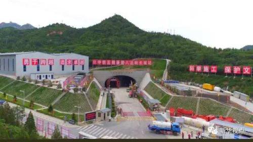 (图:建设中的京张高铁八达岭长城站) (图:建设中的京张高铁八达岭长城站)