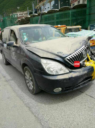 最美逆行武警陪衬者非自顾逃命 在游客拿行李