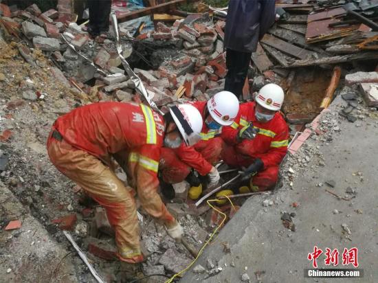 8月14日凌晨，因受持续强降雨影响，广西融安县板榄镇马步村六洞屯发生山体滑坡，造成3人失踪。 李瑞华 摄